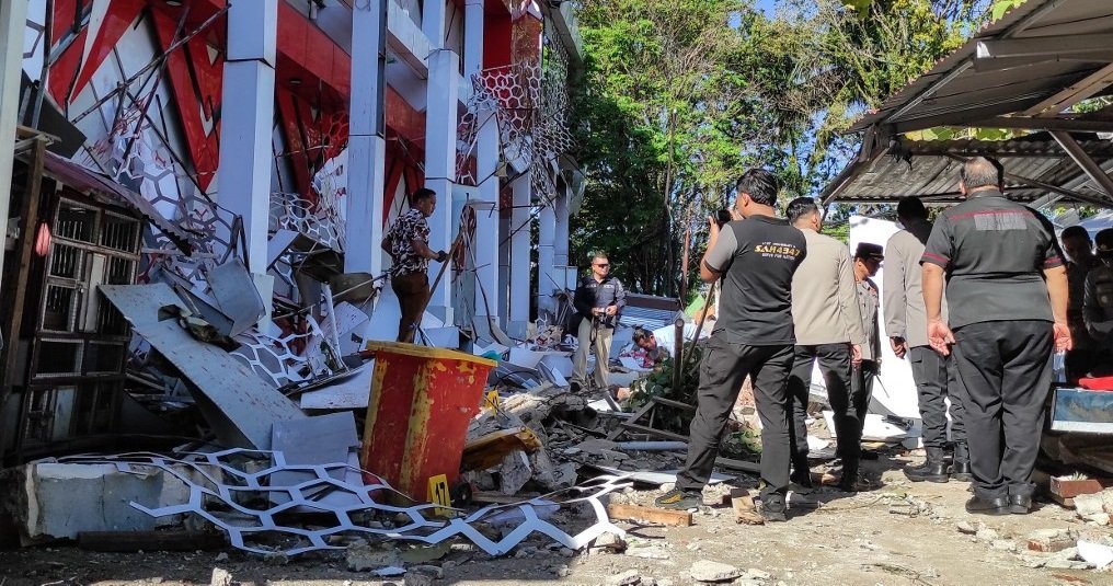 7.4 Magnitude Quake Hits Near Indonesia 3 7.4 Magnitude Quake Hits Near Indonesia 3